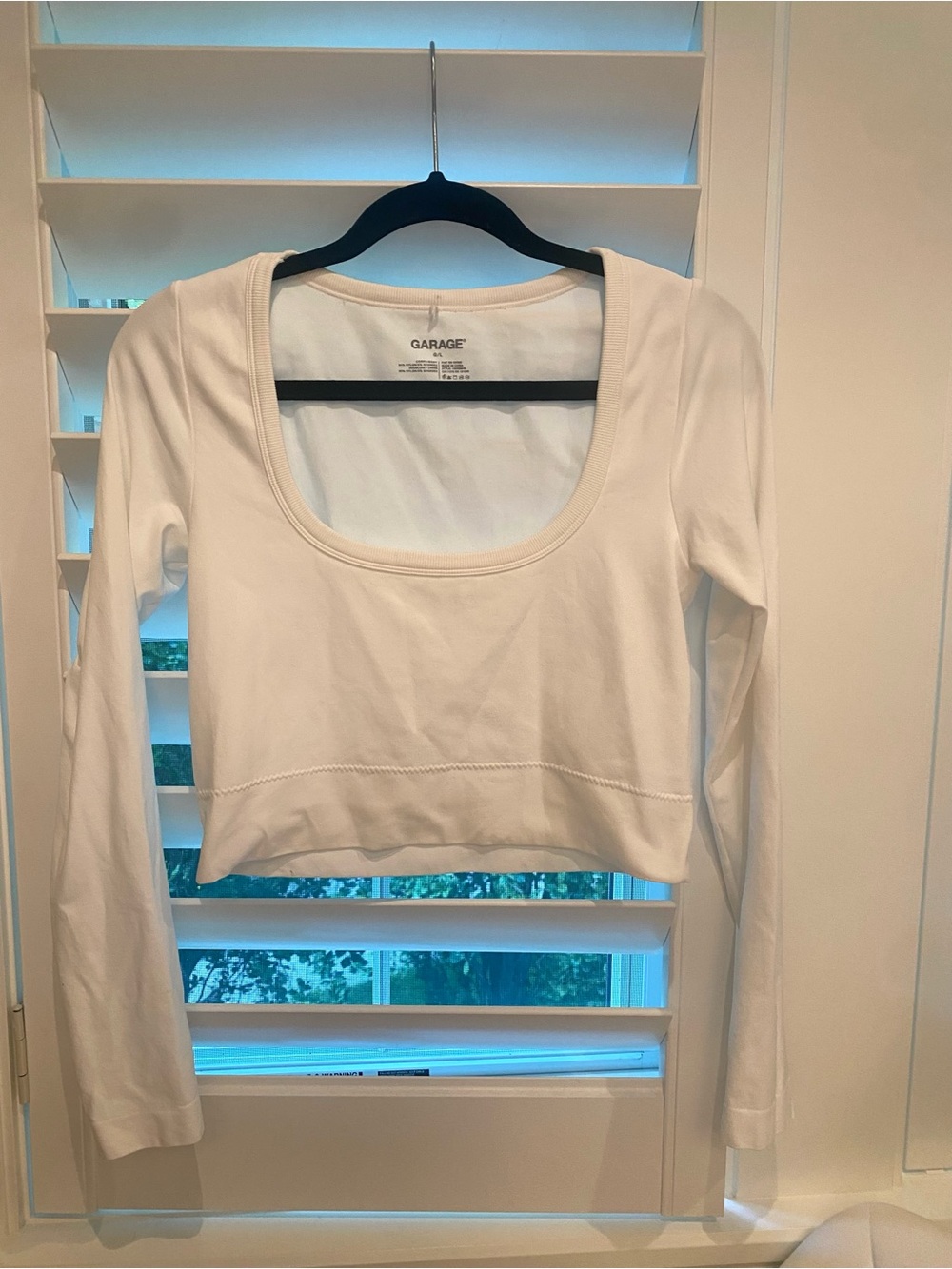 New Garage White Scoop Neck Long Sleeve Crop Top